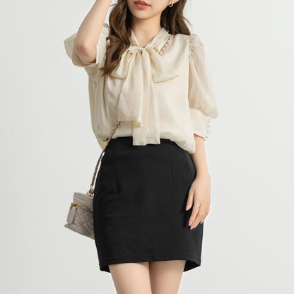 DAZY THE TIE-NECK PEARL PUFF BLOUSE